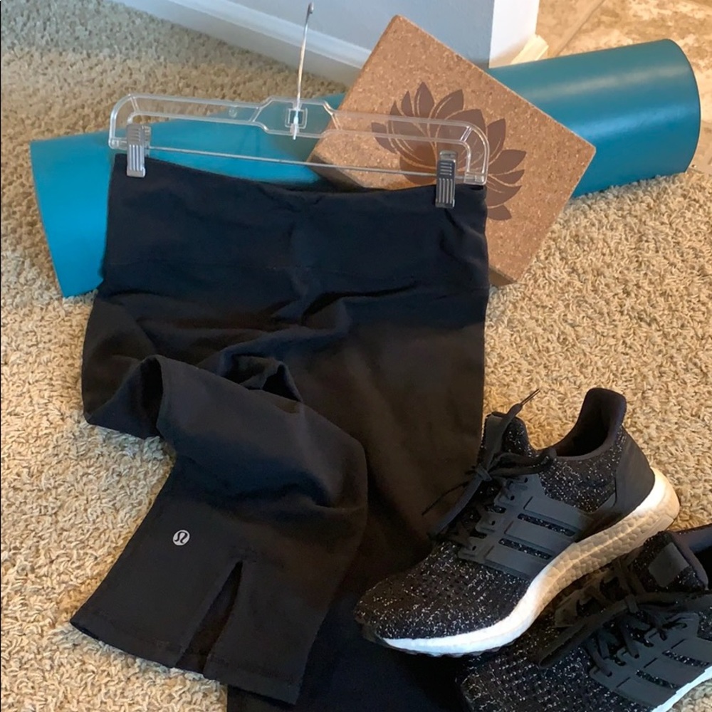Lululemon “gather & crow” crop yoga pants. Size: 6